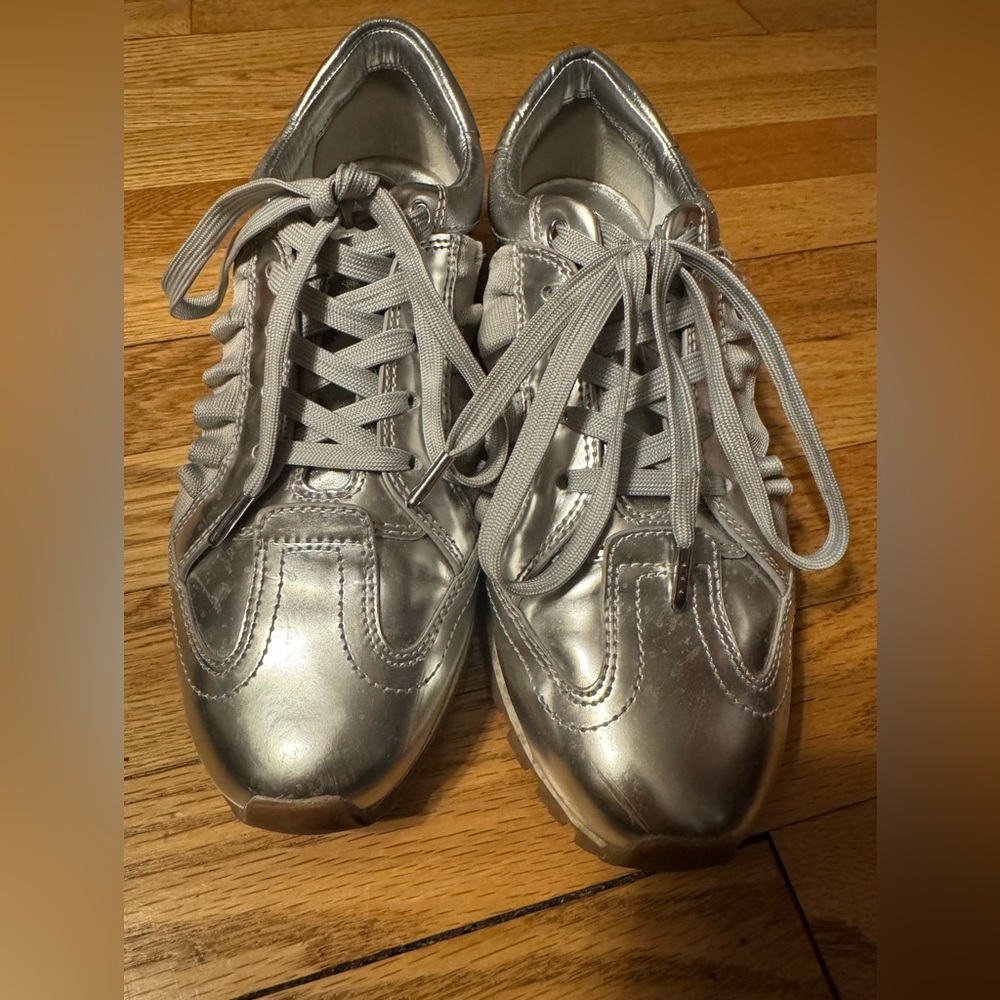Tory Burch Sport Matte Metallic Ruffle Sneaker
Size 9